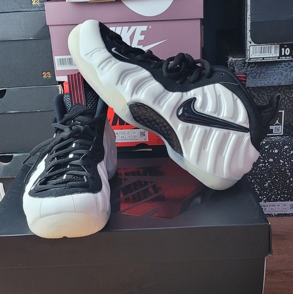 Nike Air Foamposite Pro Black and White Sneakers Size 9